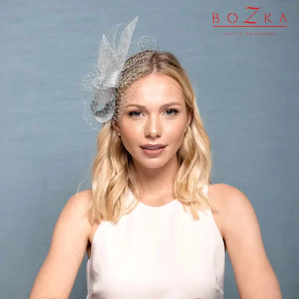 Ozdoba do włosów kokarda z supłem i z woalką.