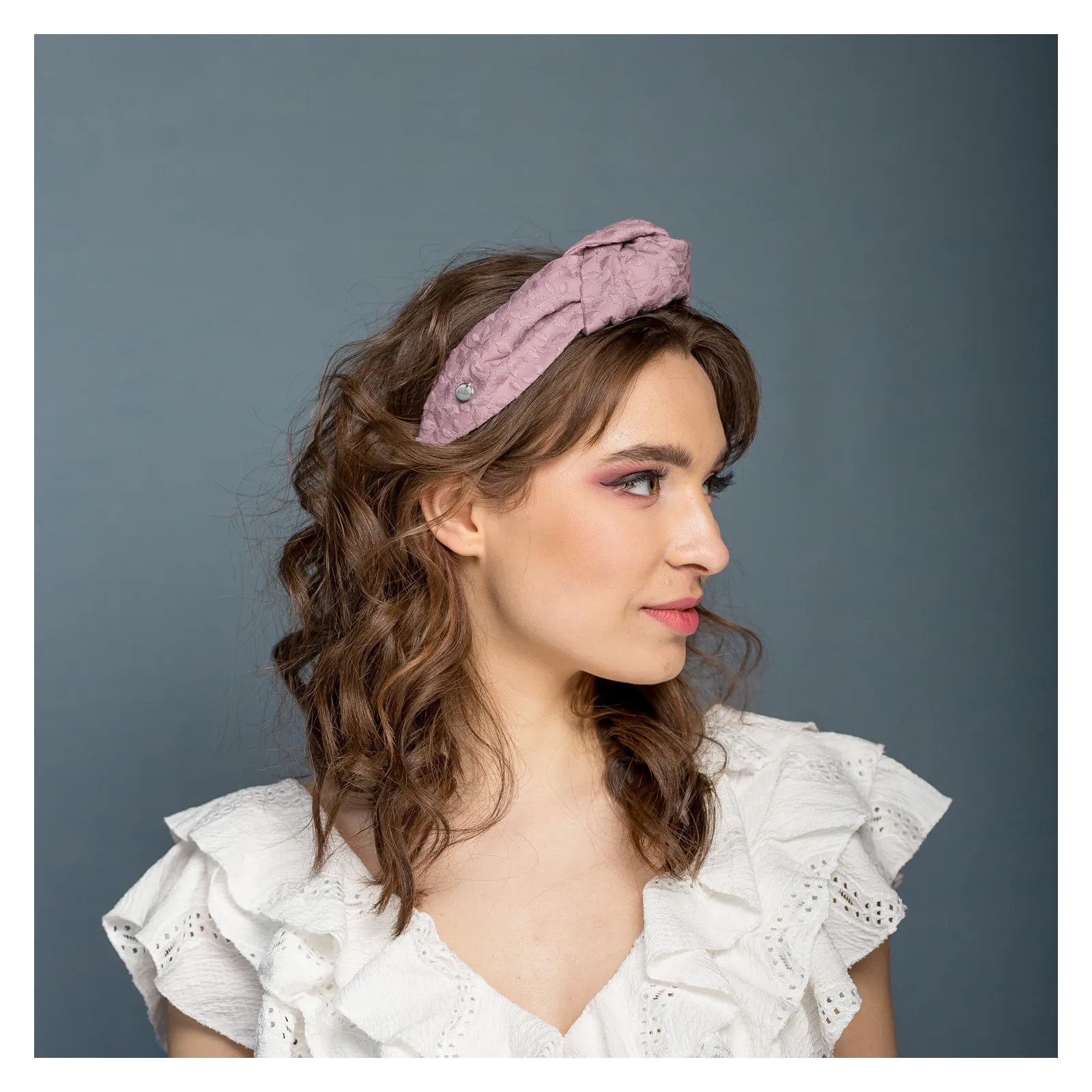 Haftowana opaska w kolorze brudny róż.