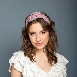 Haftowana opaska w kolorze brudny róż.