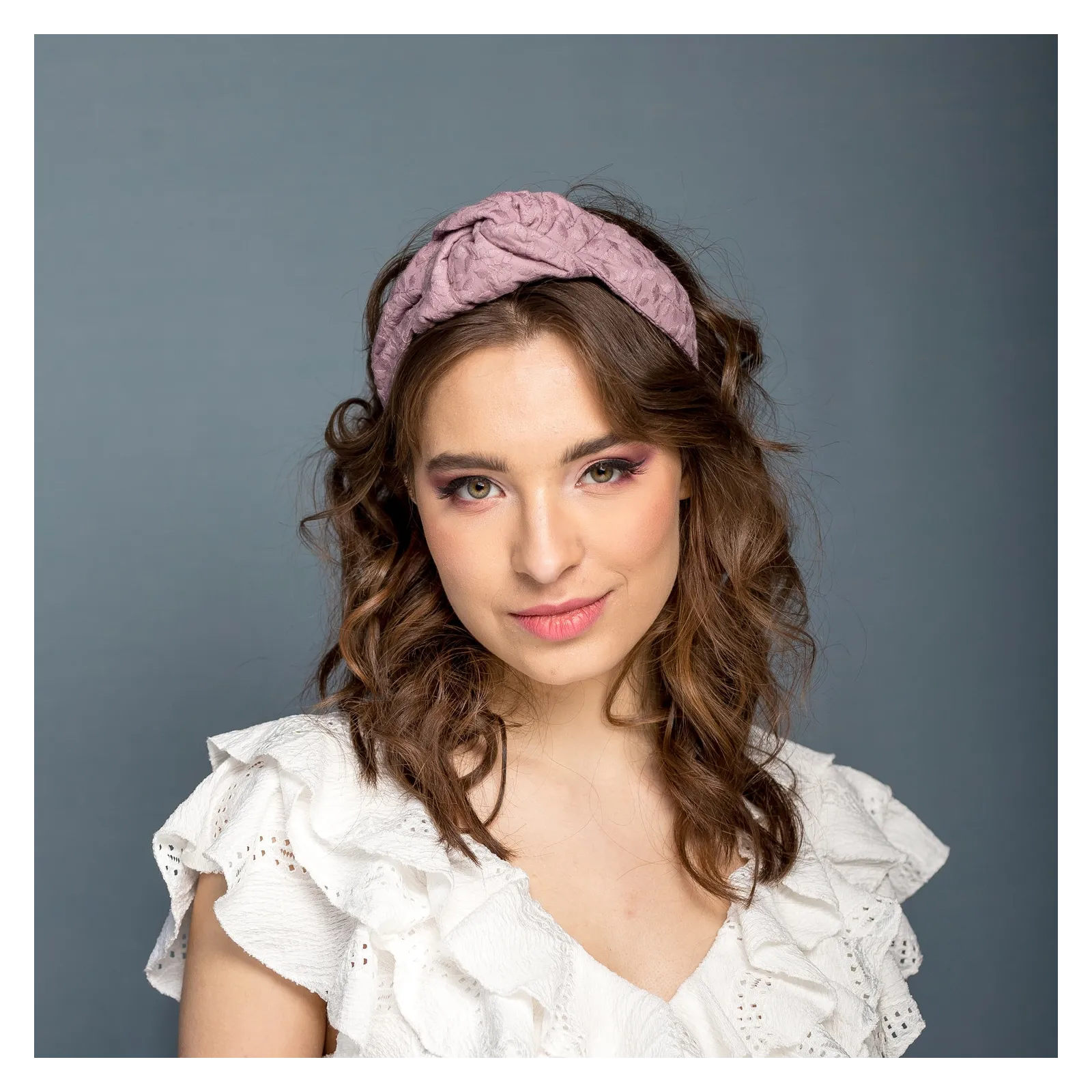 Haftowana opaska w kolorze brudny róż.