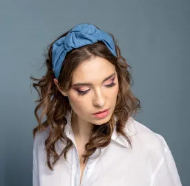 Modna niebieska opaska damska z tkaniny plumetti.