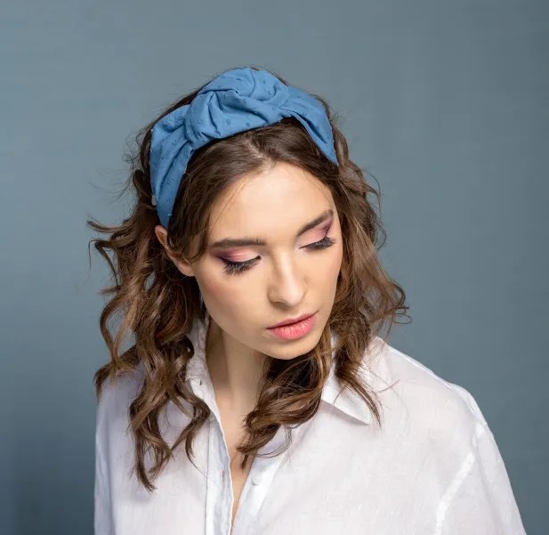 Modna niebieska opaska damska z tkaniny plumetti. Modna niebieska opaska damska z tkaniny plumetti.