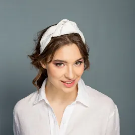 Biała opaska z wiązaniem.