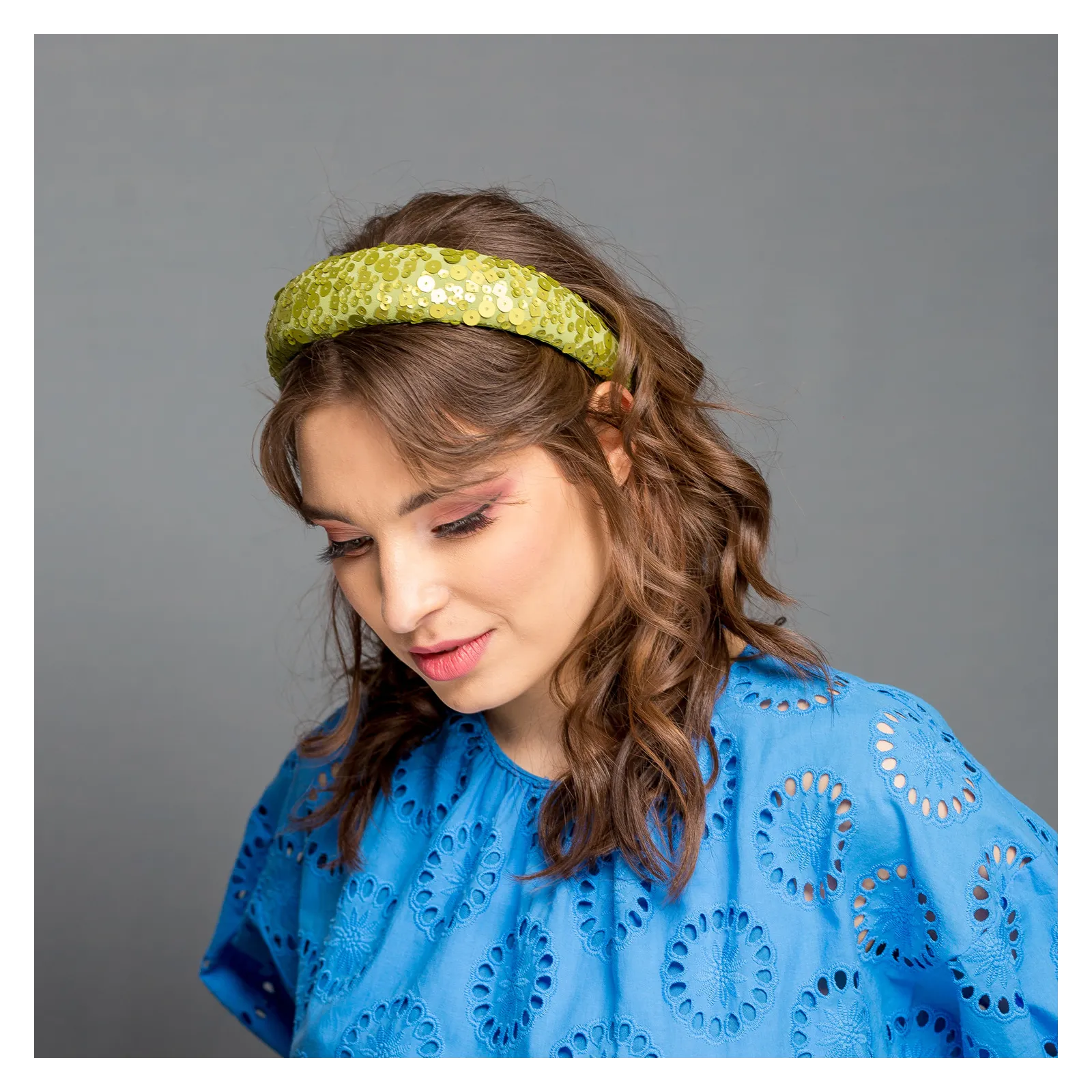 Limonkowa modna opaska w cekiny.