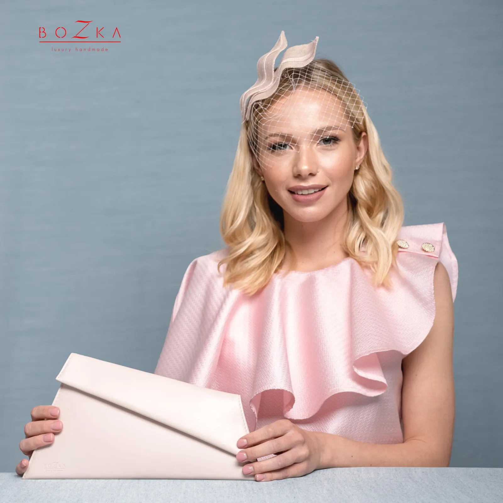 Pudrowa ozdoba do włosów z woalką na wesele, chcrzciny i inne uroczystości.