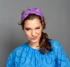 Fioletowa modna opaska z węzłem z boku.