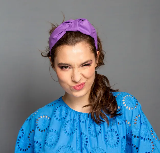 Fioletowa modna opaska z węzłem z boku. Fioletowa modna opaska z węzłem z boku.