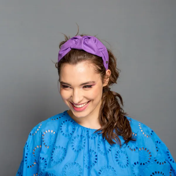 Fioletowa modna opaska z węzłem z boku. Fioletowa modna opaska z węzłem z boku.