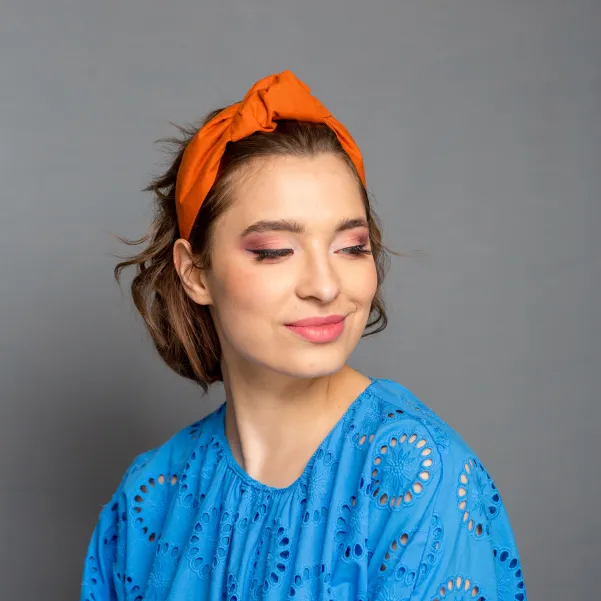 Opaska handmade w kolorze dyni z cynamonem.