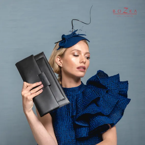 Ekstrawagancki kobaltowy fascynator łezka z piórem.