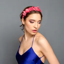 Satynowa ozdobna opaska do włosów różowa.