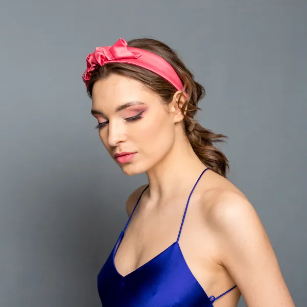 Satynowa ozdobna opaska do włosów różowa.