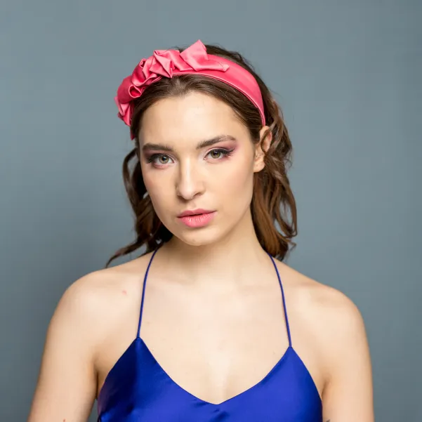 Satynowa ozdobna opaska do włosów różowa.