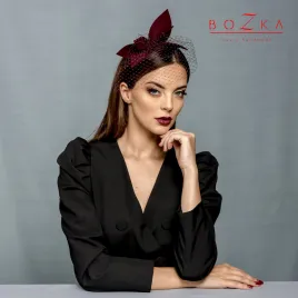 Fascynator koktajlowy bordowy z woalką.