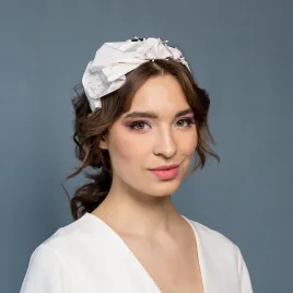 Jedwabna opaska ślubna z perłowym zdobieniem.