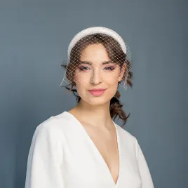 Gruba opaska ślubna z cekinami i woalką.