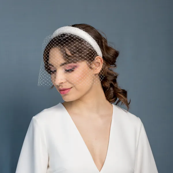 Gruba opaska ślubna z cekinami i woalką.