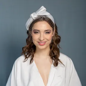 Szalona satynowa kokarda ślubna z woalką.