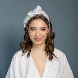 Szalona satynowa kokarda ślubna z woalką.