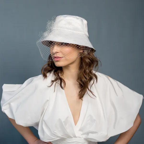 Kremowy satynowy kapelusz bucket hat z woalką na ślub.