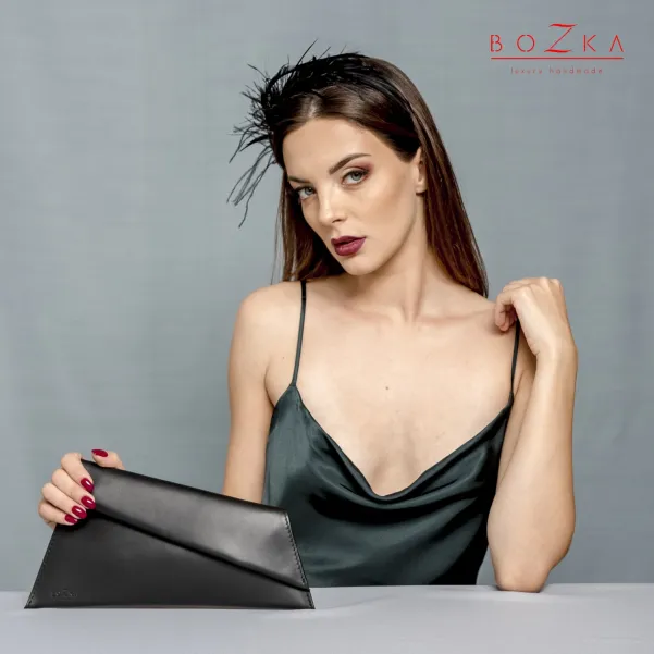 Stylowa ozdoba do włosów z piórkami.