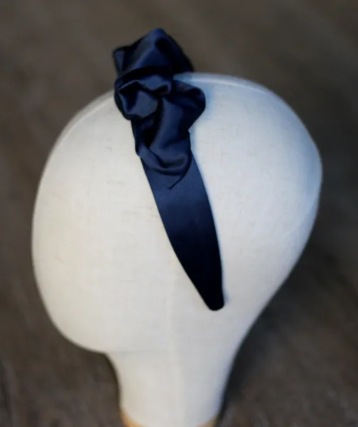 Elegancka opaska damska satynowa granatowa.