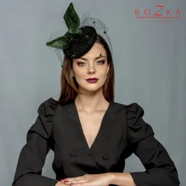 Szalona zielono czarna ozdoba na głowę z kokardą i woalką.