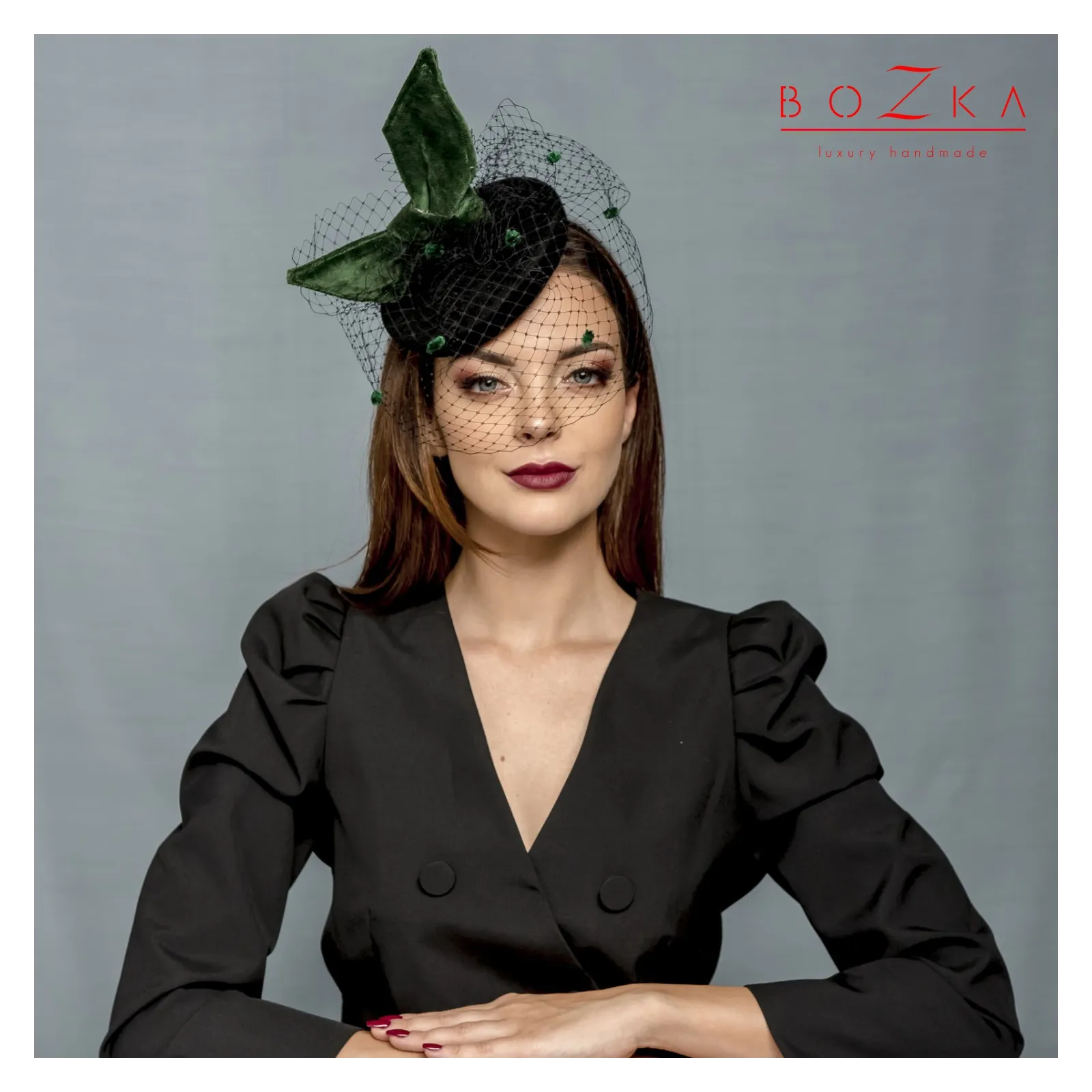Szalona zielono czarna ozdoba na głowę z kokardą i woalką.