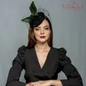 Szalona zielono czarna ozdoba na głowę z kokardą i woalką.