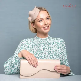 Prosta beżowa ozdoba na głowę malutki kapelusik.