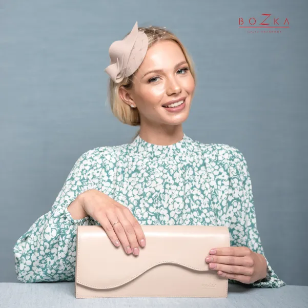 Prosta beżowa ozdoba na głowę malutki kapelusik.