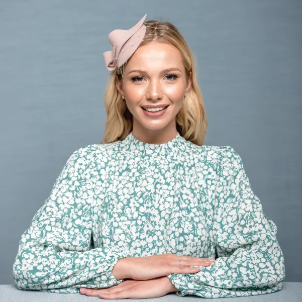 Prosta beżowa ozdoba na głowę malutki kapelusik.