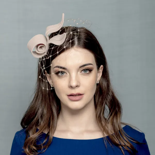 Beżowy filcowy fascynator inspirowany kwiatem.