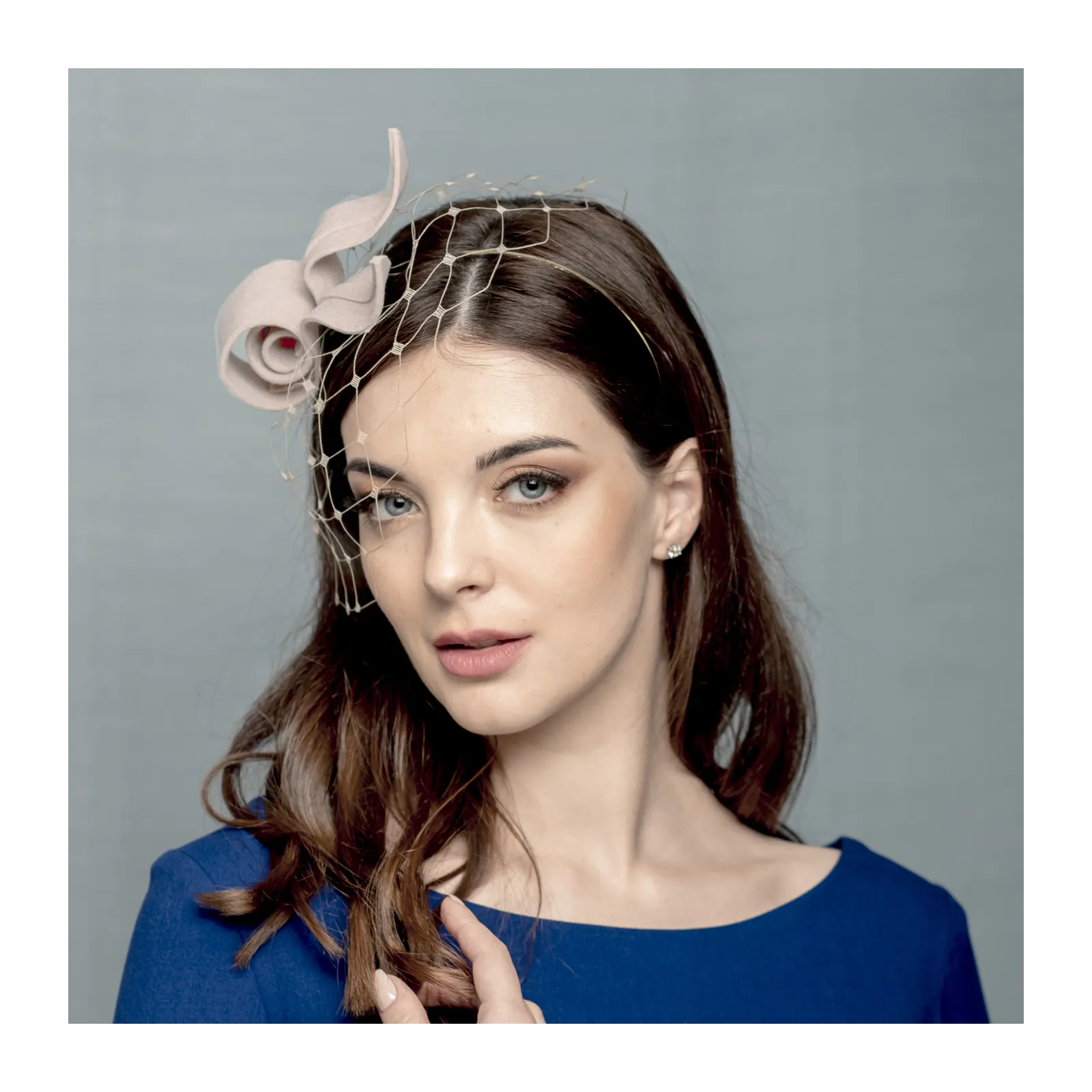 Beżowy filcowy fascynator inspirowany kwiatem.