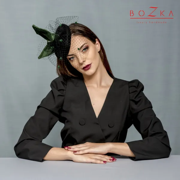 Szalona zielono czarna ozdoba na głowę z kokardą i woalką.