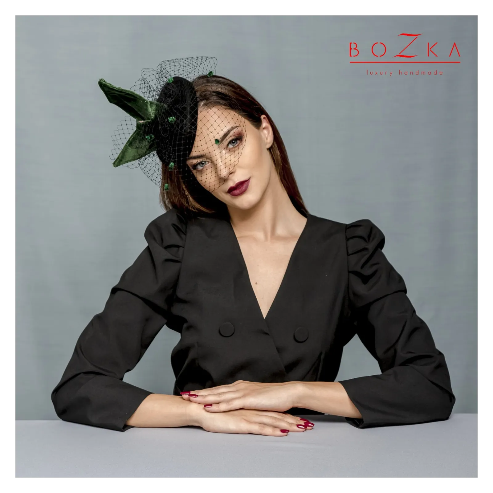 Szalona zielono czarna ozdoba na głowę z kokardą i woalką.