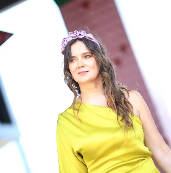 Ekskluzywna opaska do włosów w odcieniu brudnego wrzosowego różu.