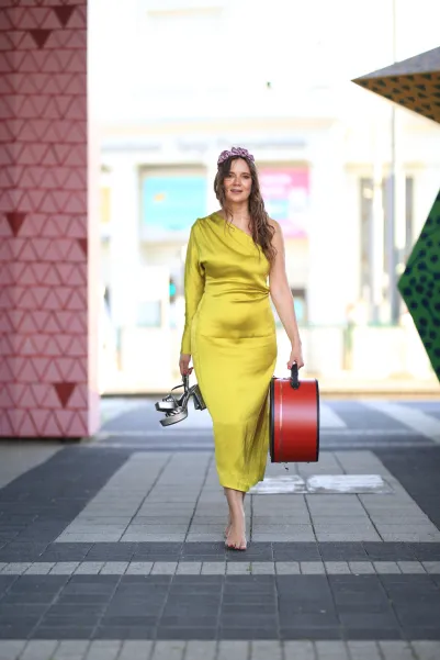 Ekskluzywna opaska do włosów w odcieniu brudnego wrzosowego różu.