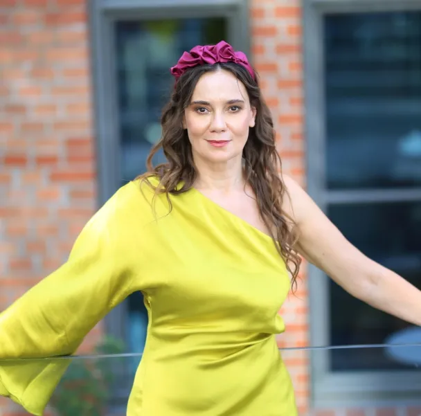 Elegancka ozdoba do włosów w kolorze magenta. Elegancka ozdoba do włosów w kolorze magenta.