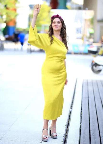 Elegancka ozdoba do włosów w kolorze magenta. Elegancka ozdoba do włosów w kolorze magenta.