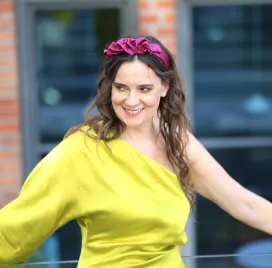 Elegancka ozdoba do włosów w kolorze magenta.