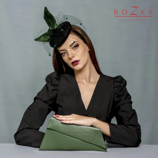 Szalona zielono czarna ozdoba na głowę z kokardą i woalką.