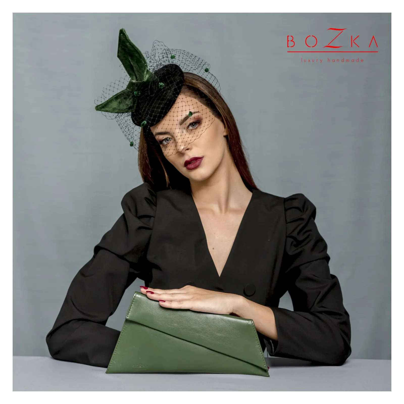 Szalona zielono czarna ozdoba na głowę z kokardą i woalką.