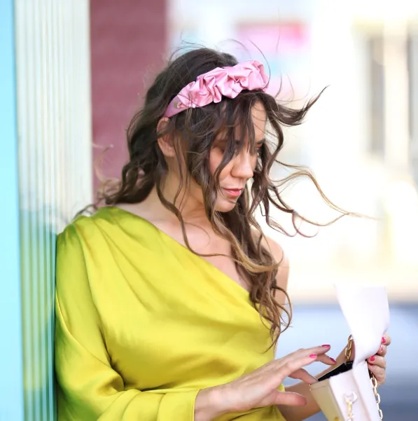 Opaska do włosów ozdobna różowa.