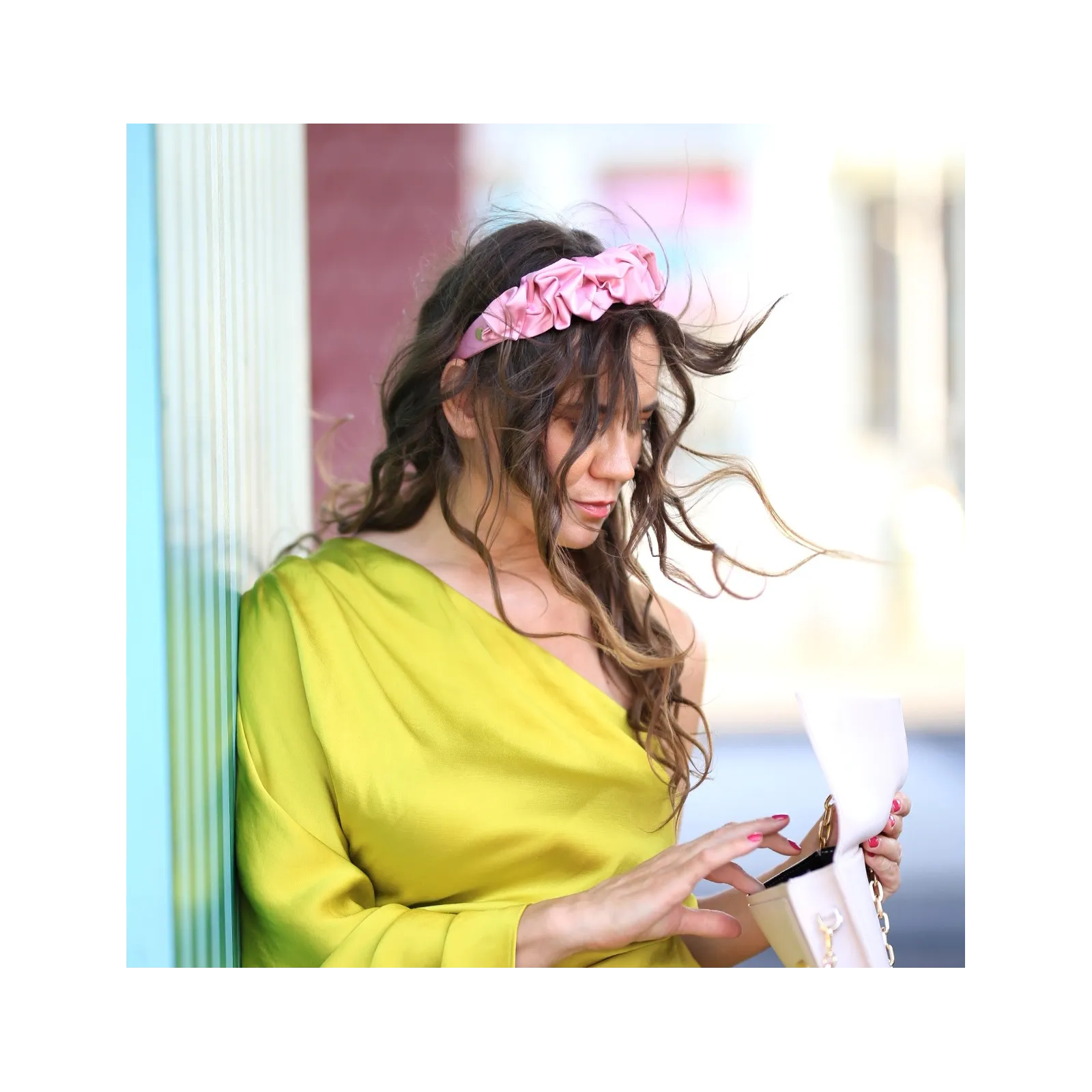 Opaska do włosów ozdobna różowa.