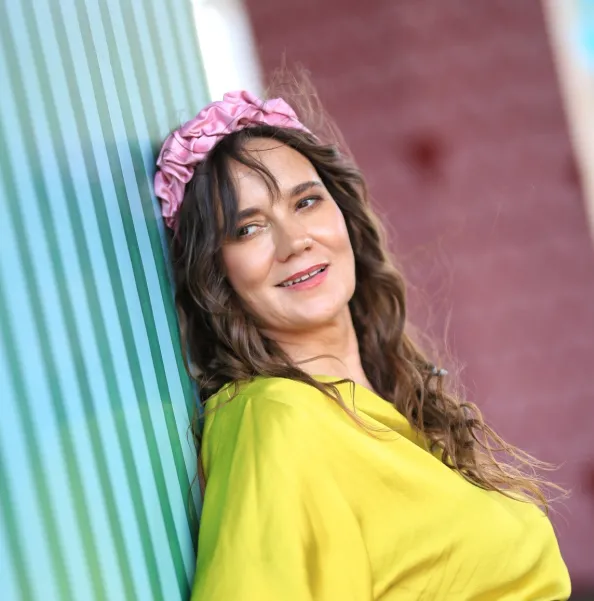 Opaska do włosów ozdobna różowa.