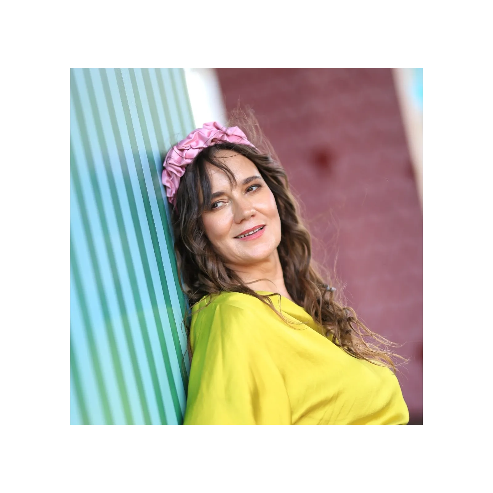 Opaska do włosów ozdobna różowa.