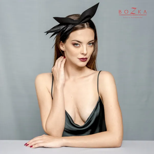 Czarna wieczorowa kokarda do włosów.