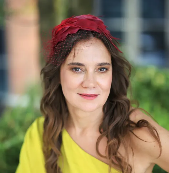 Wiśniowy fascynator z piór z woalką.