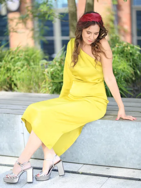 Wiśniowy fascynator z piór z woalką.